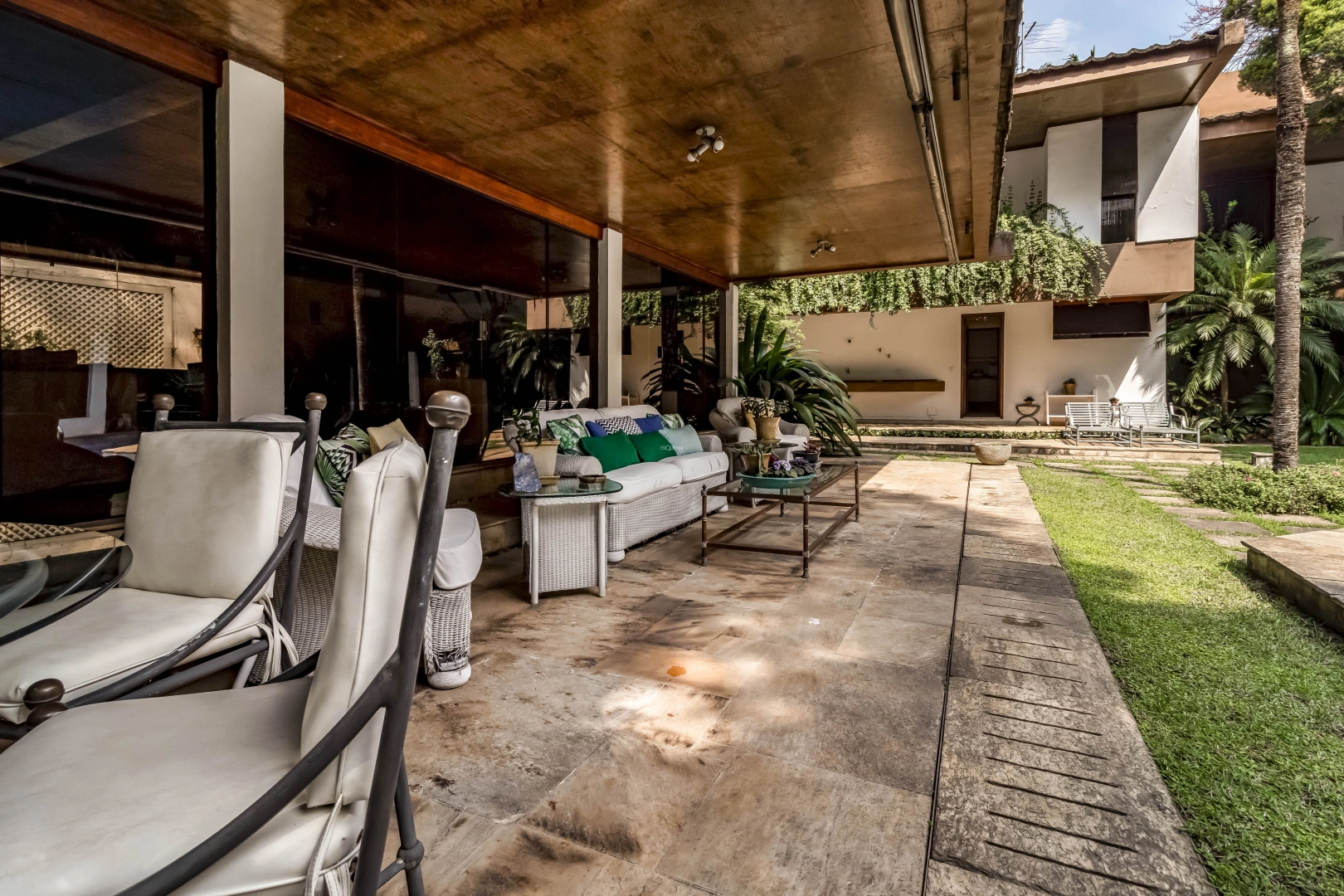 Casa com piscina em rua tranquila - Imagem 4