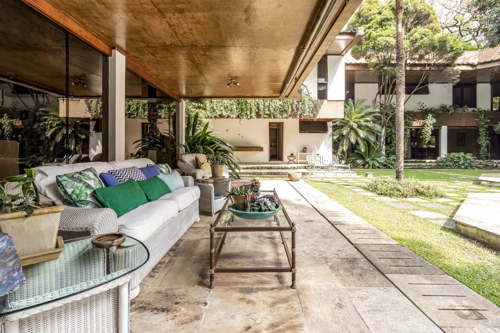 Casa com piscina em rua tranquila - Imagem 5