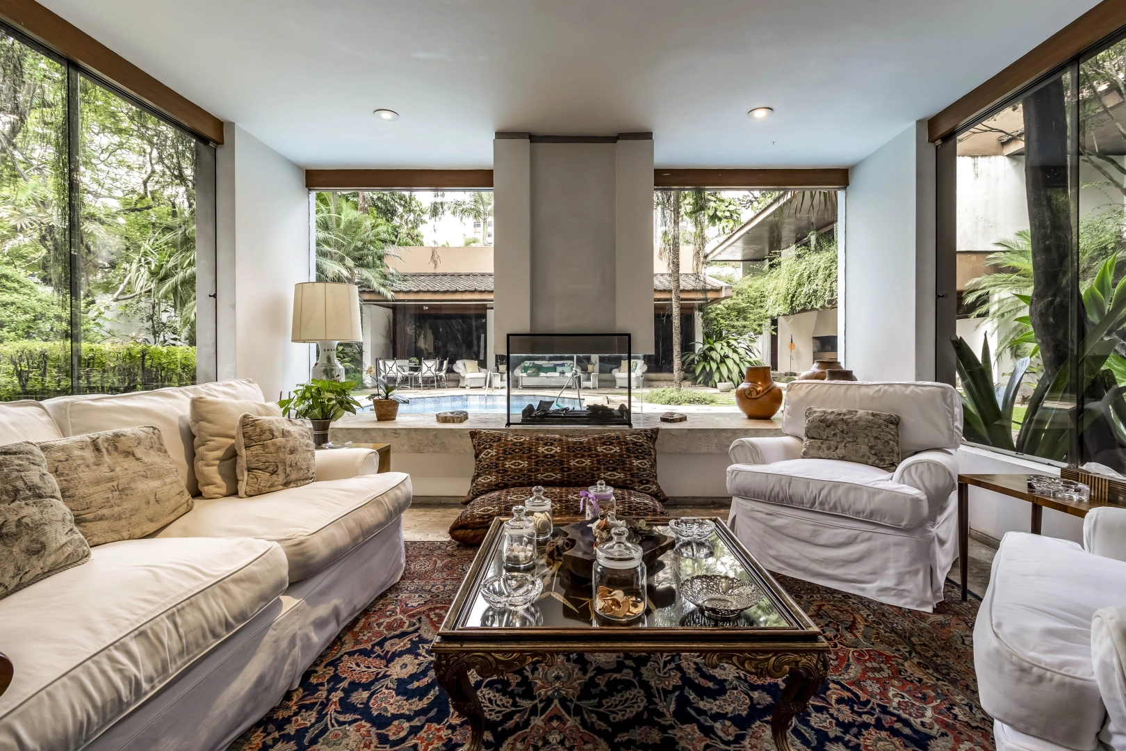 Casa com piscina em rua tranquila - Imagem 9