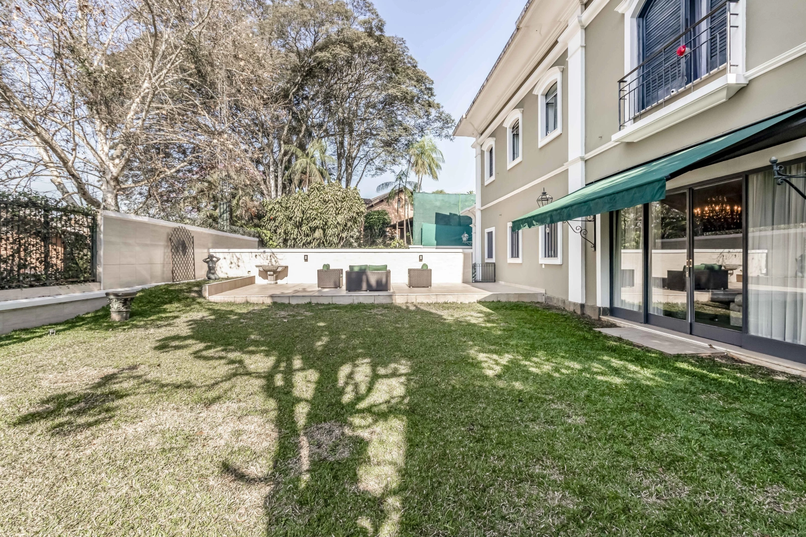 Casa em estilo colonial na melhor rua do bairro - Imagem 1