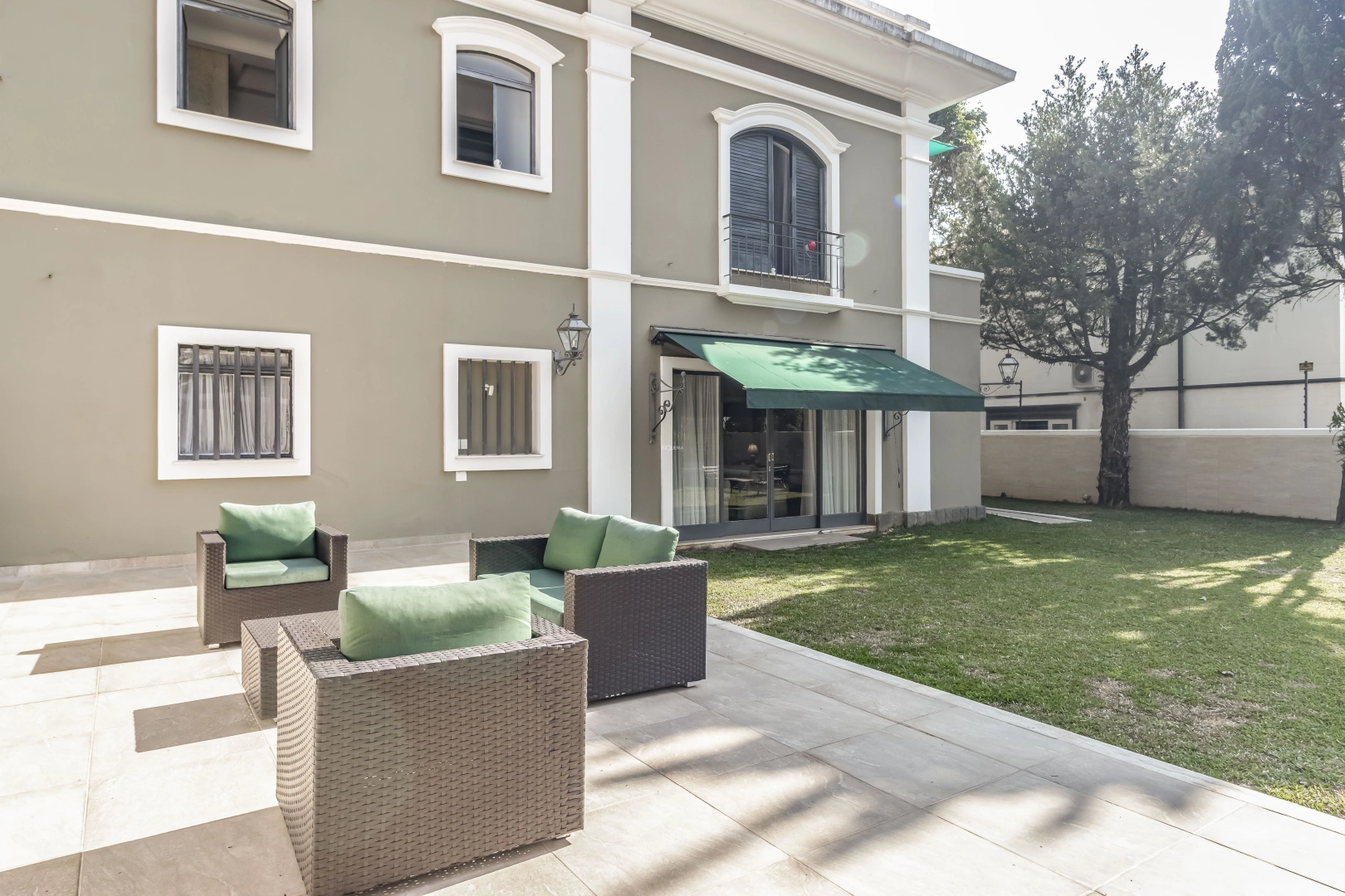 Casa em estilo colonial na melhor rua do bairro - Imagem 2