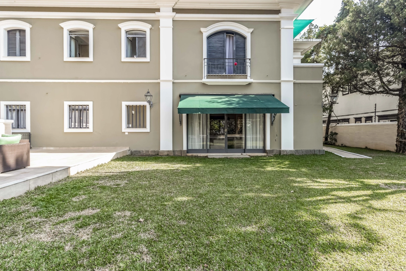 Casa em estilo colonial na melhor rua do bairro - Imagem 3