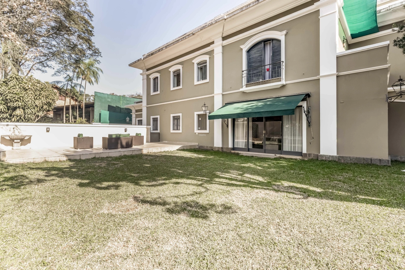 Casa em estilo colonial na melhor rua do bairro - Imagem 4