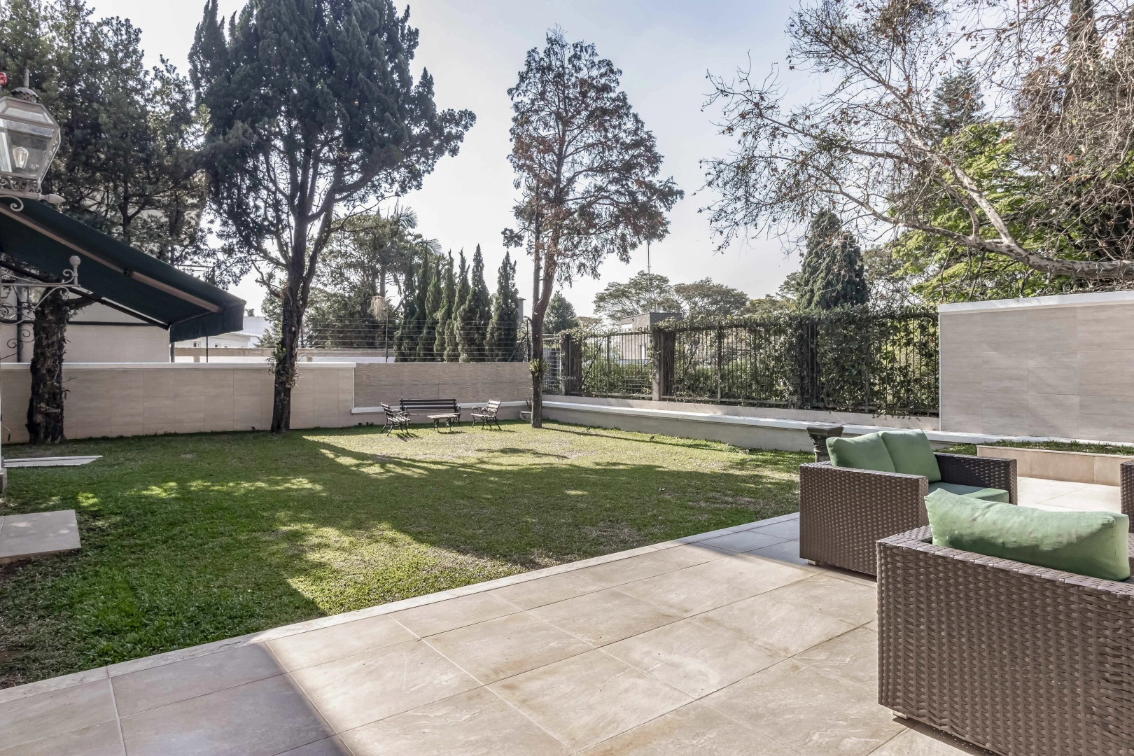 Casa em estilo colonial na melhor rua do bairro - Imagem 5