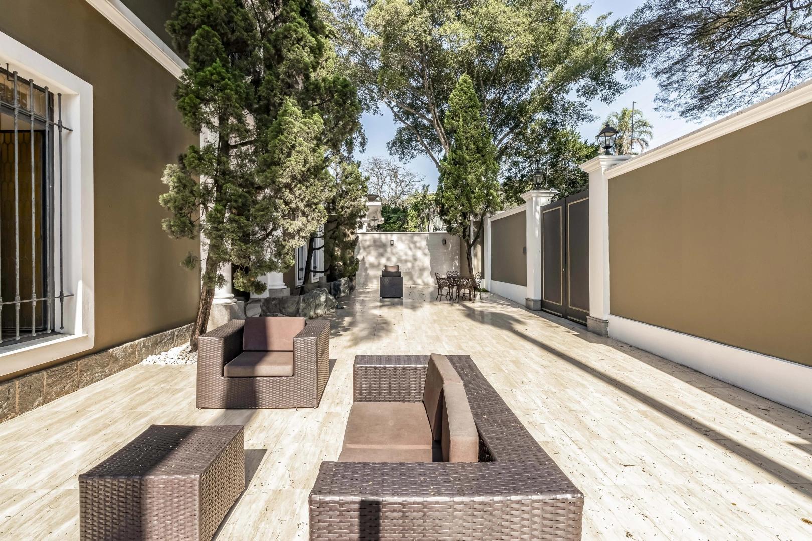 Casa em estilo colonial na melhor rua do bairro - Imagem 6