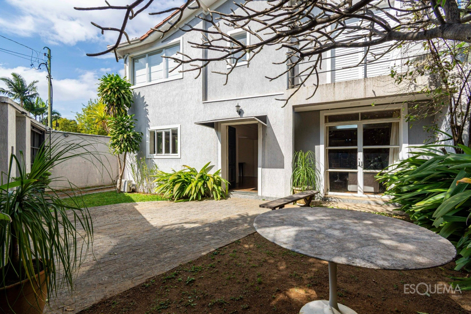 Casa ampla em ótima localização - Imagem 1