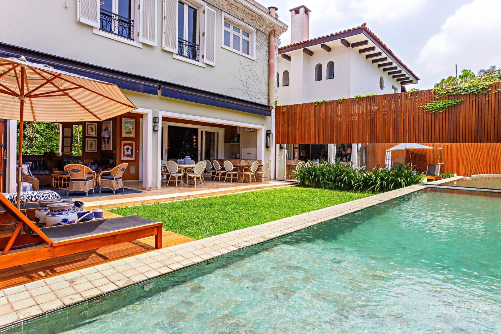 Casa com projeto de Bi Crisóstomo e interiores de Sig Bergamin no Jardim Europa - Imagem 1