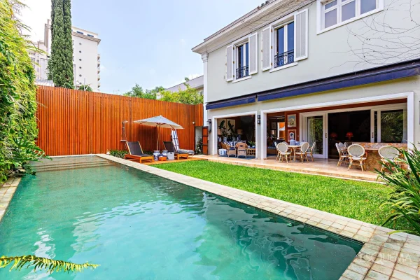 Casa com projeto de Bi Crisóstomo e interiores de Sig Bergamin no Jardim Europa
