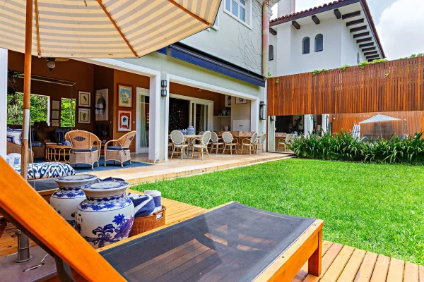 Casa com projeto de Bi Crisóstomo e interiores de Sig Bergamin no Jardim Europa