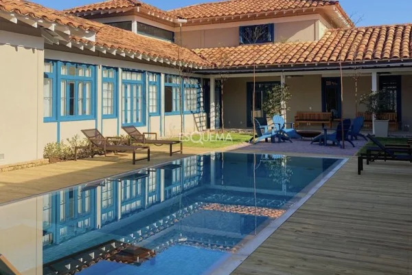 Casa em frente à hípica