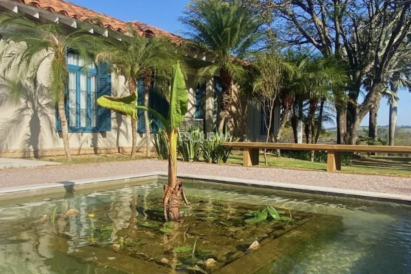 Casa em frente à hípica