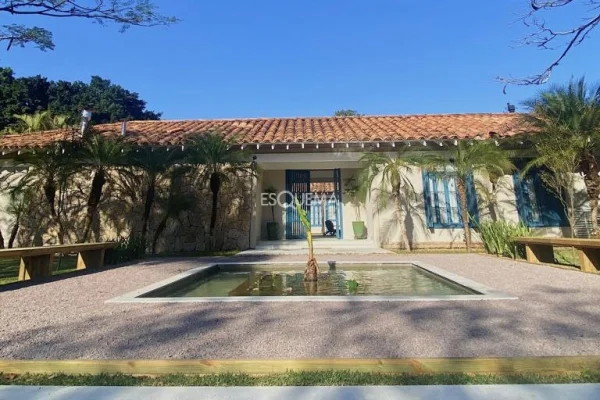 Casa em frente à hípica