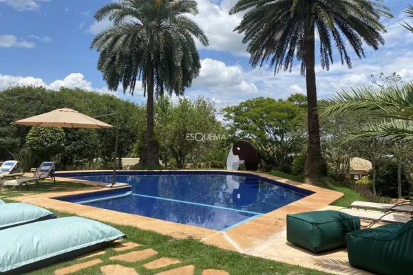 Casa com paisagismo tropical