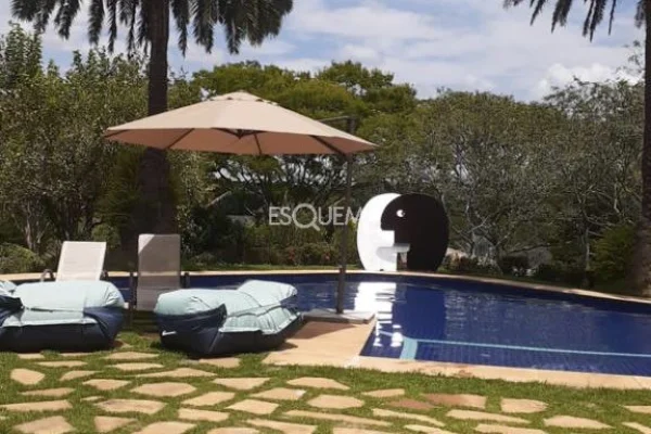 Casa com paisagismo tropical
