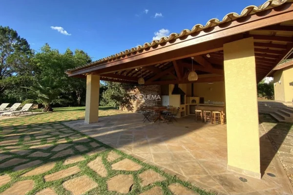 Casa com paisagismo tropical