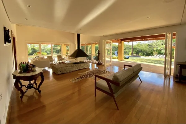 Casa com paisagismo tropical