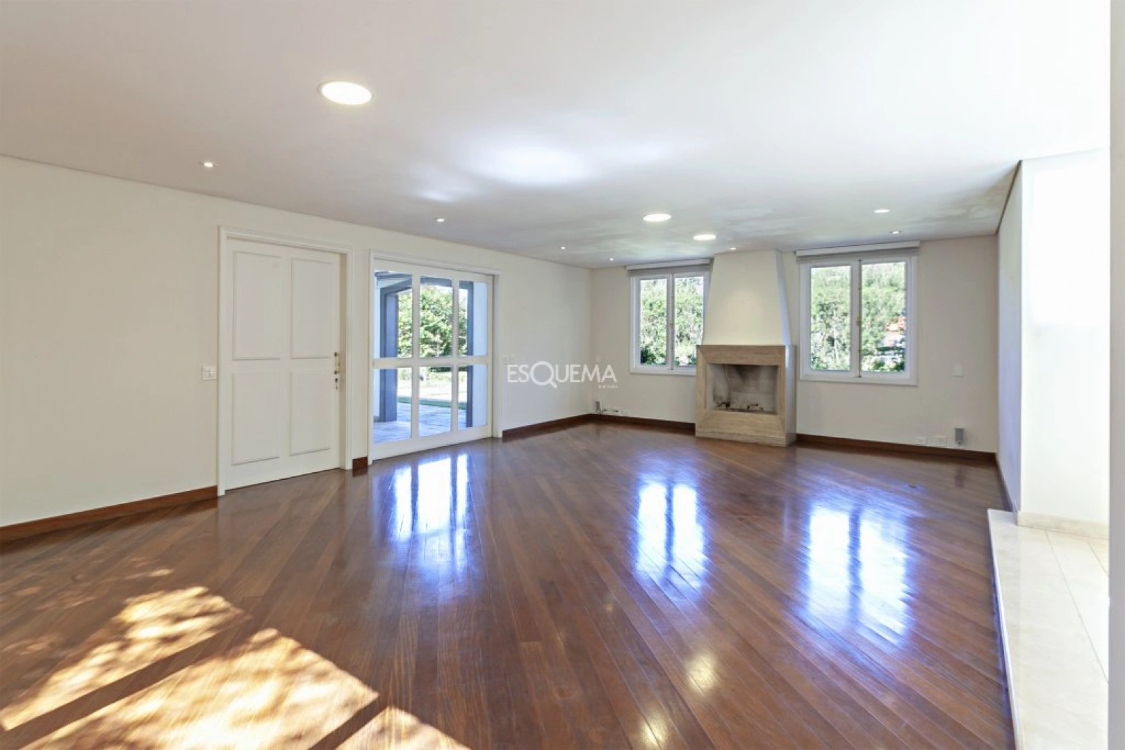 Casa impecável com terreno de 2.150 m² - Imagem 10