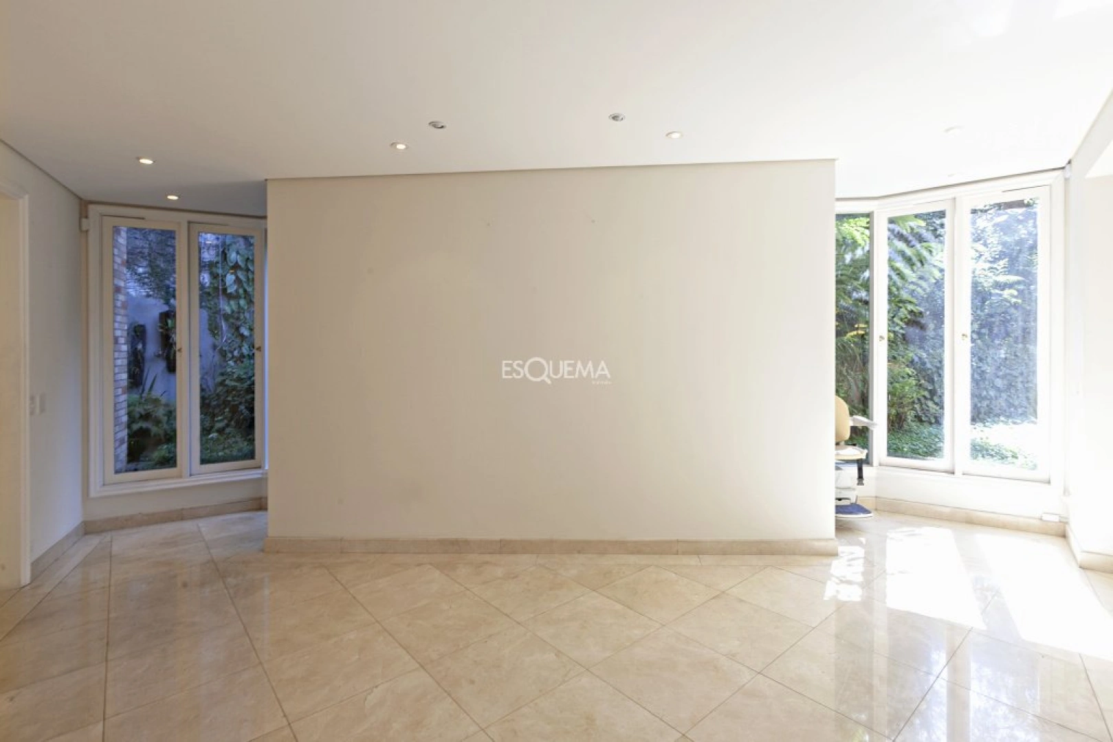 Casa impecável com terreno de 2.150 m² - Imagem 11