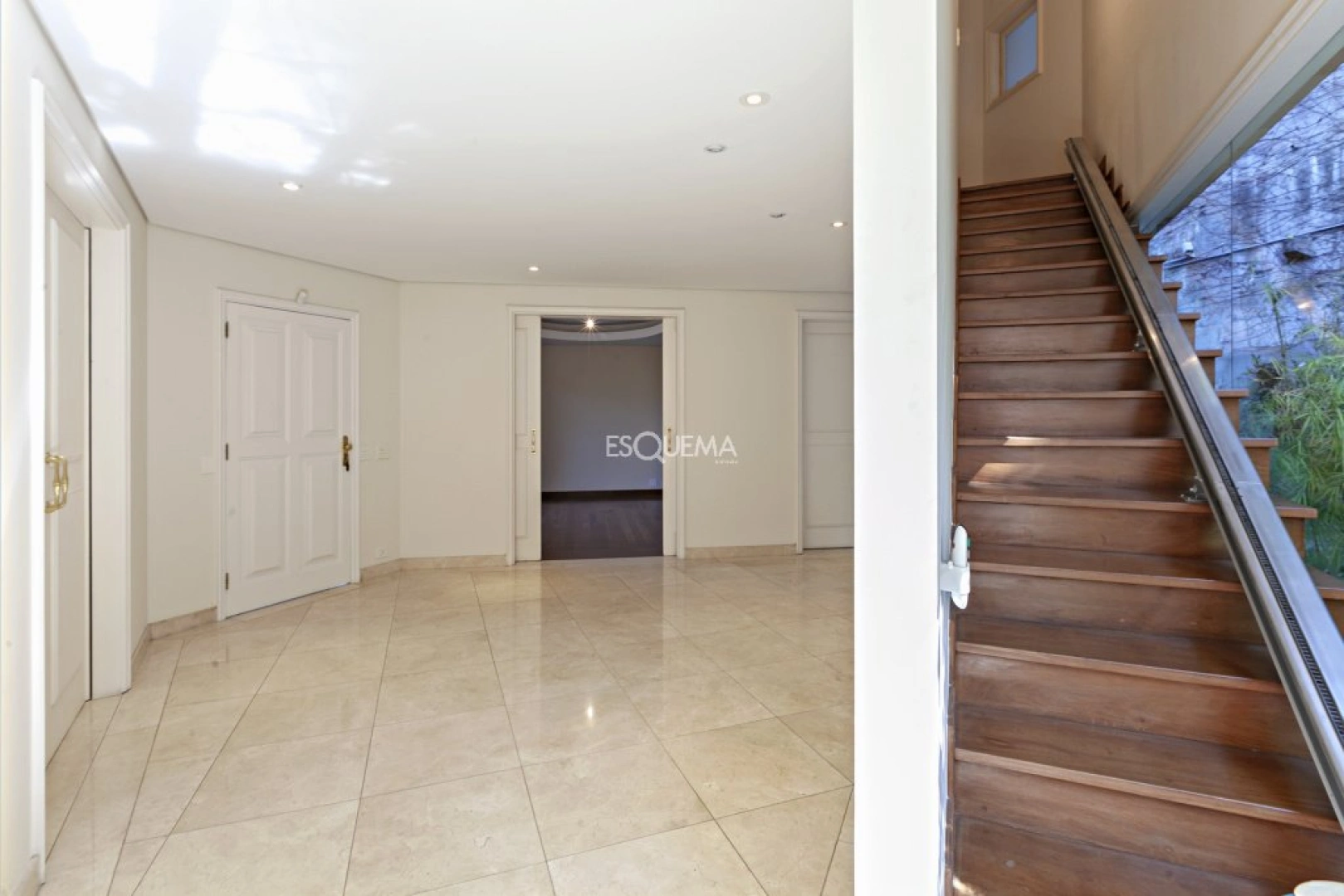 Casa impecável com terreno de 2.150 m² - Imagem 12