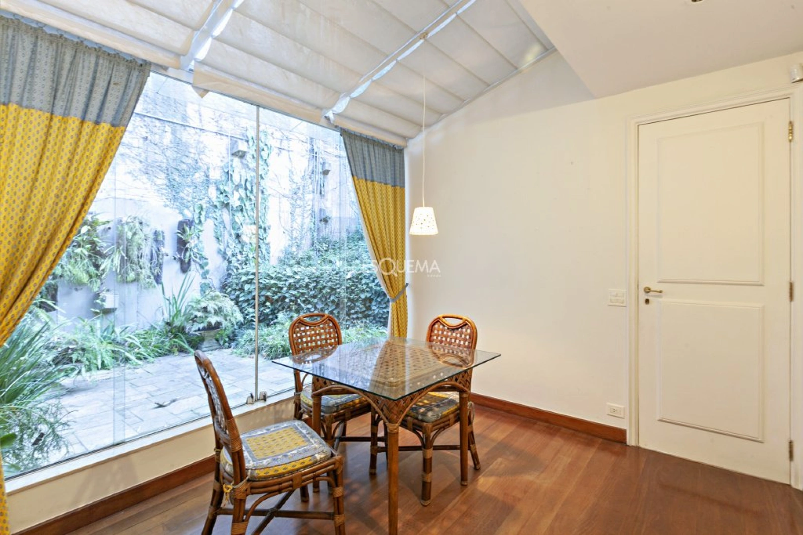 Casa impecável com terreno de 2.150 m² - Imagem 14