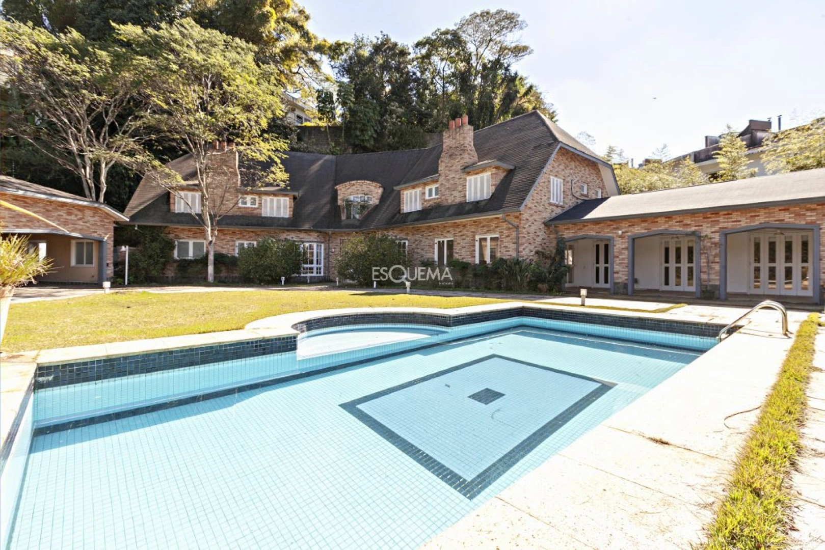 Casa impecável com terreno de 2.150 m² - Imagem 1