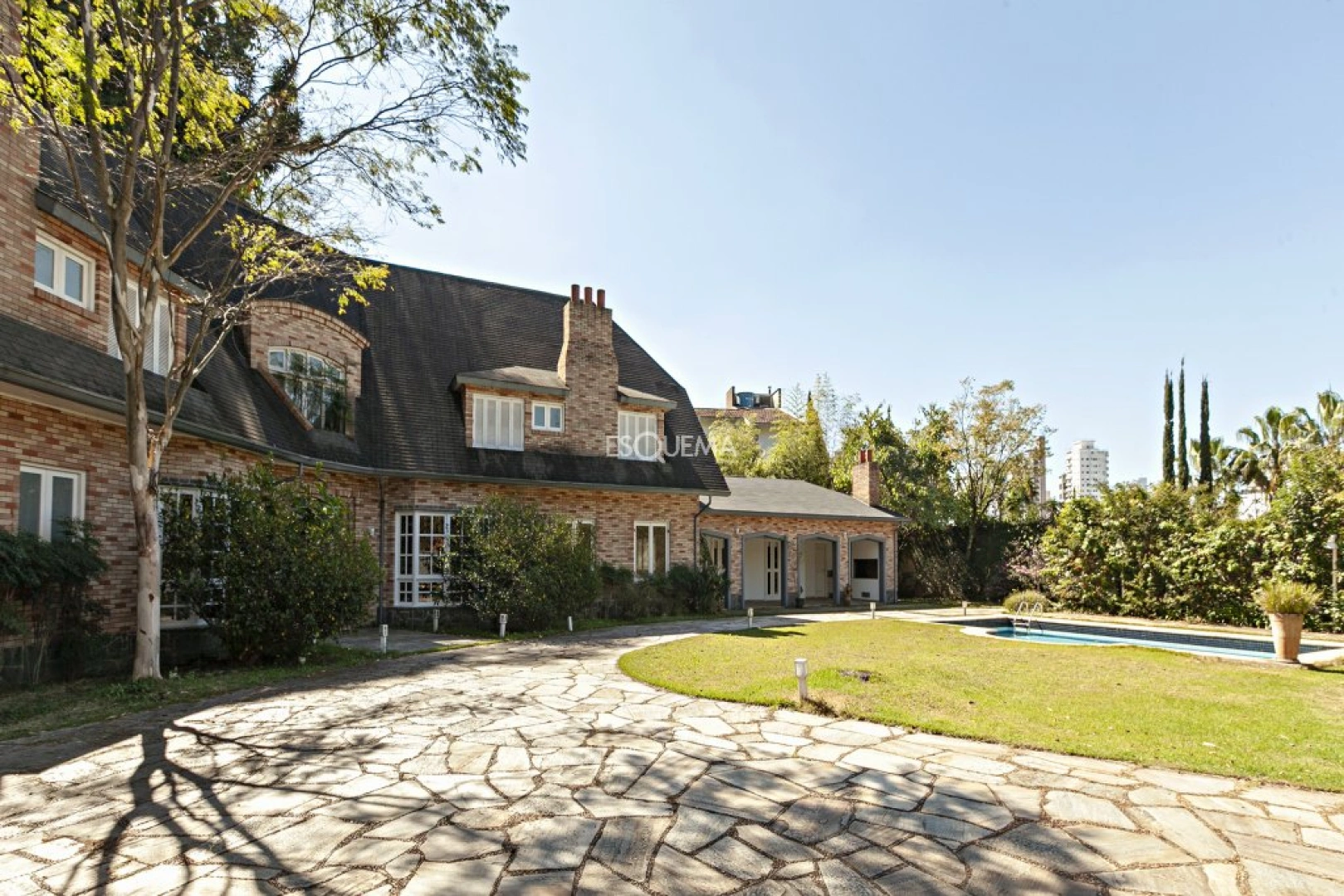 Casa impecável com terreno de 2.150 m² - Imagem 3