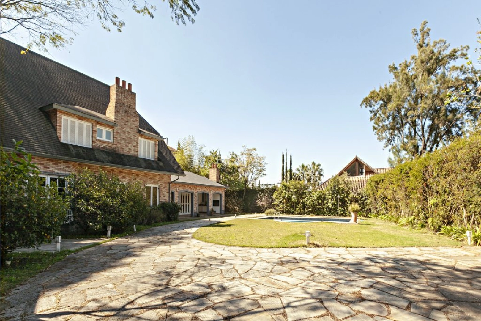 Casa impecável com terreno de 2.150 m² - Imagem 4