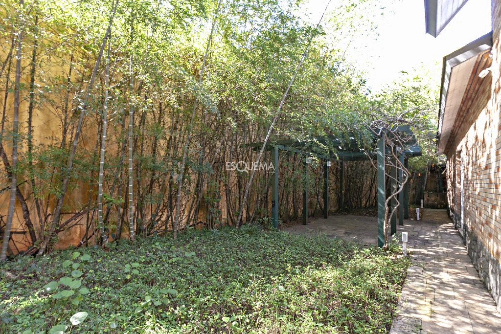 Casa impecável com terreno de 2.150 m² - Imagem 6