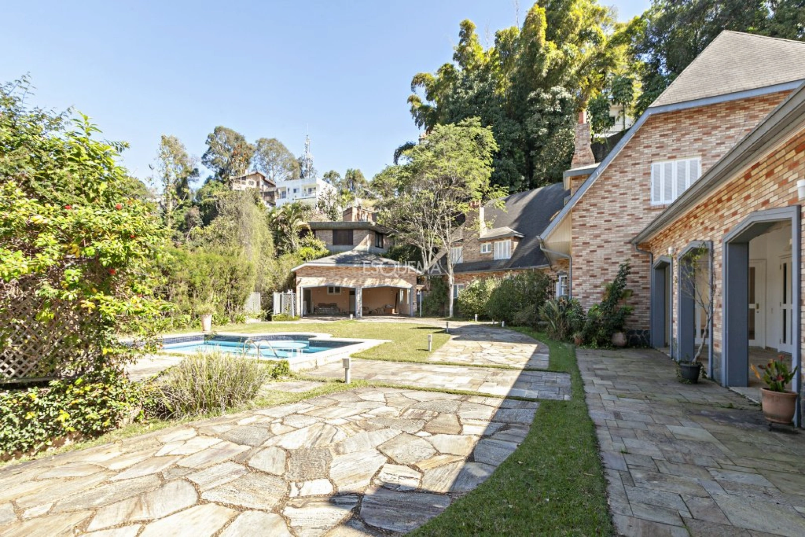 Casa impecável com terreno de 2.150 m² - Imagem 7