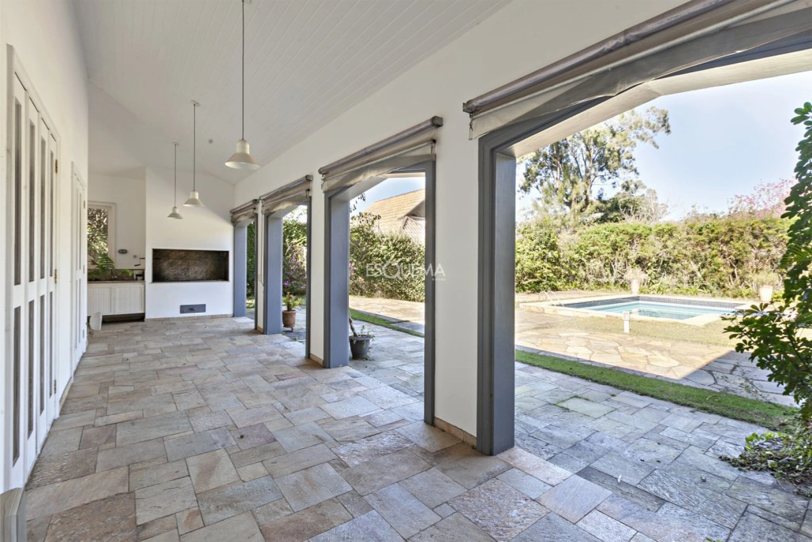 Casa impecável com terreno de 2.150 m² - Imagem 8