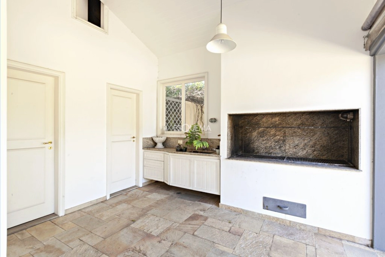 Casa impecável com terreno de 2.150 m² - Imagem 9