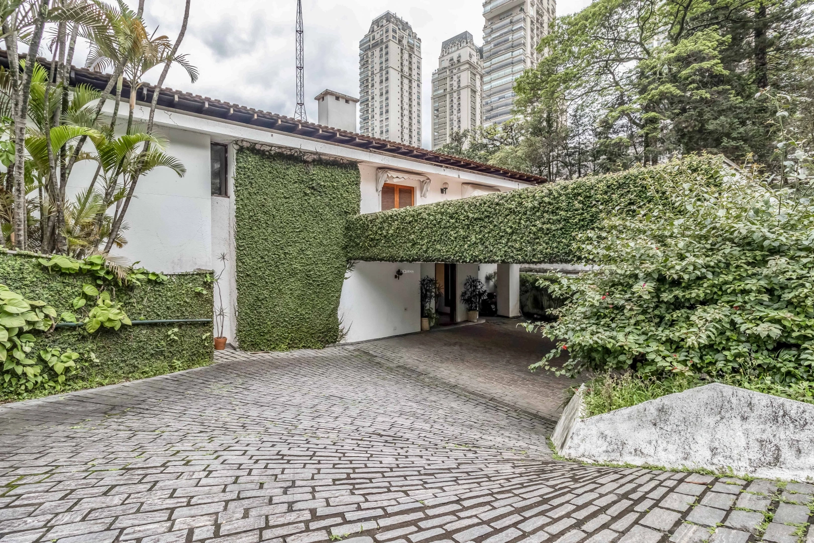 Arquitetura assinada em rua fechada no Cidade Jardim - Imagem 15