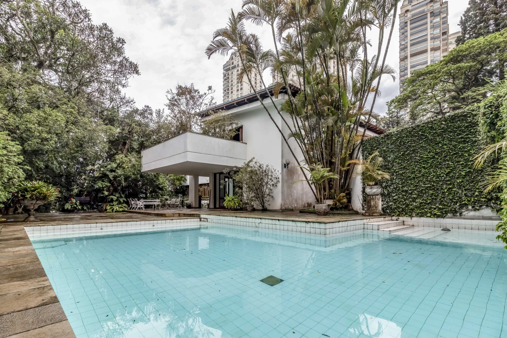 Arquitetura assinada em rua fechada no Cidade Jardim - Imagem 2