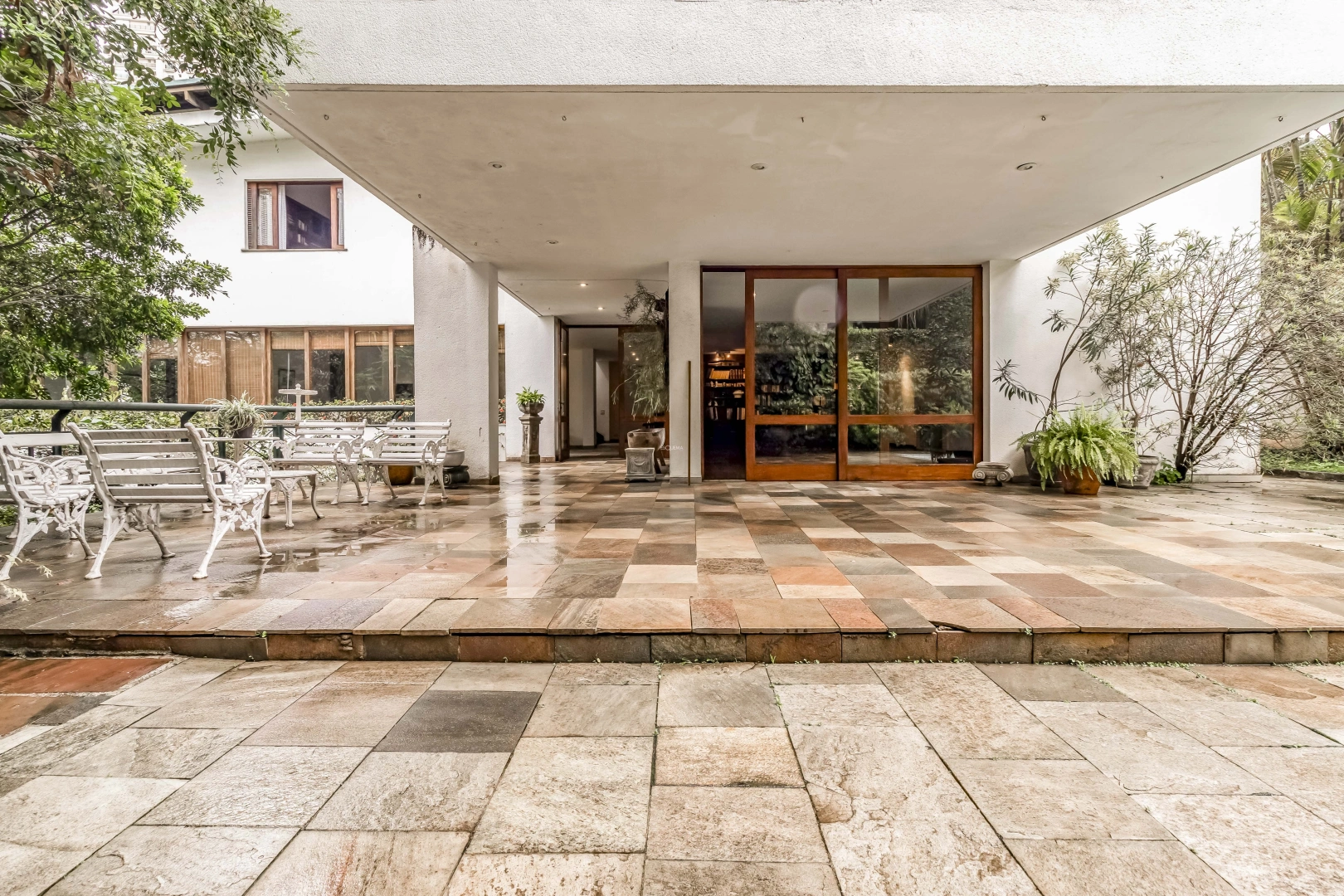 Arquitetura assinada em rua fechada no Cidade Jardim - Imagem 3