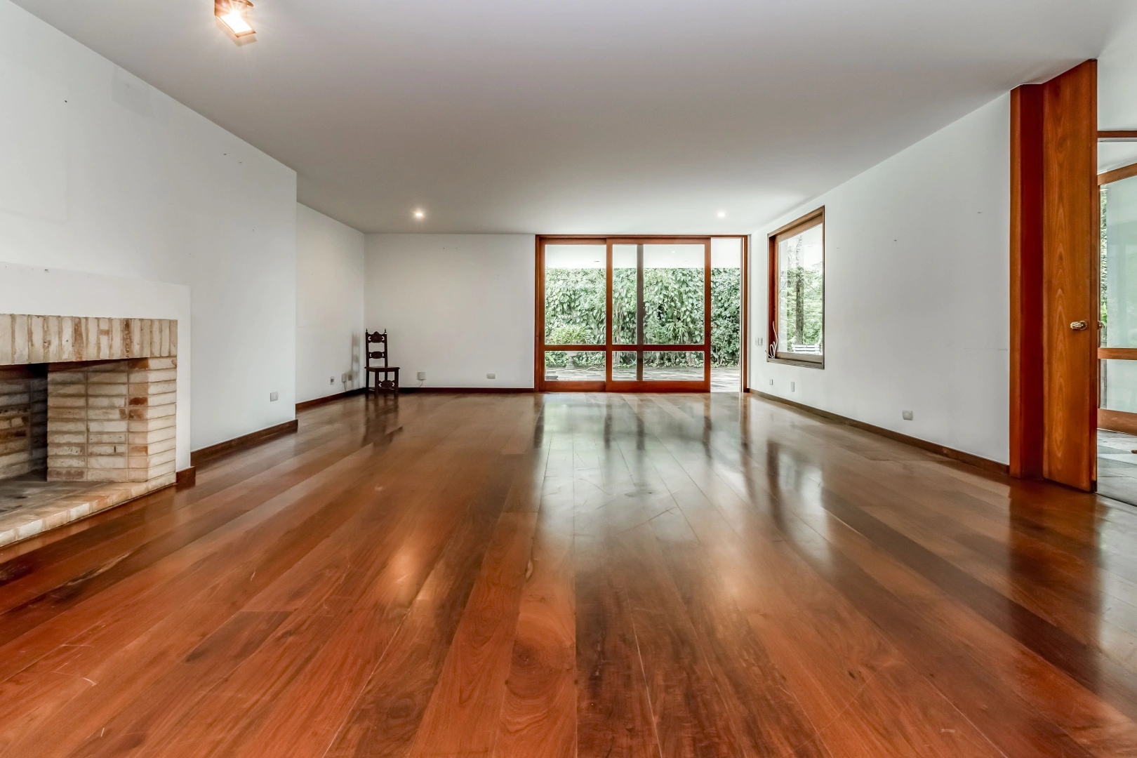 Arquitetura assinada em rua fechada no Cidade Jardim - Imagem 4