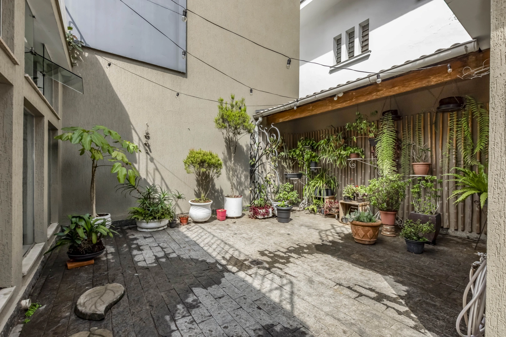 Casa bem localizada, com potencial para reforma - Imagem 12