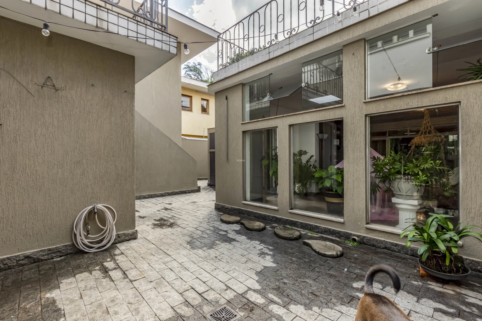 Casa bem localizada, com potencial para reforma - Imagem 13