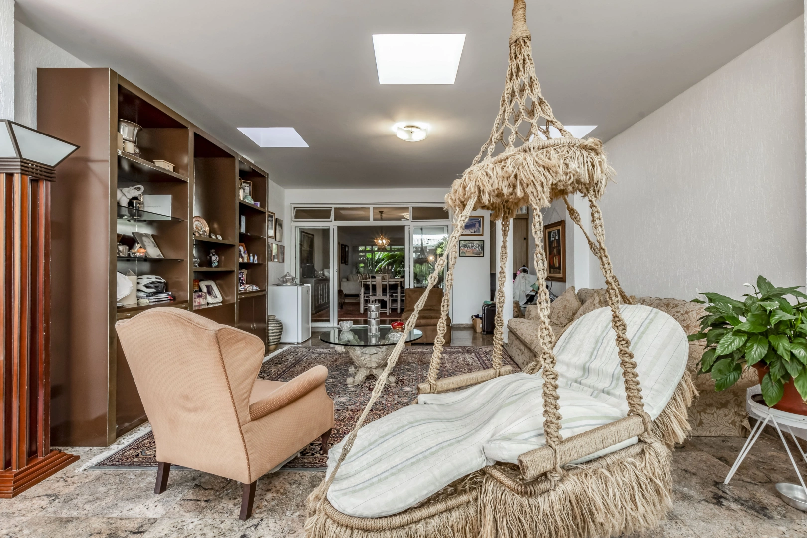 Casa bem localizada, com potencial para reforma - Imagem 6