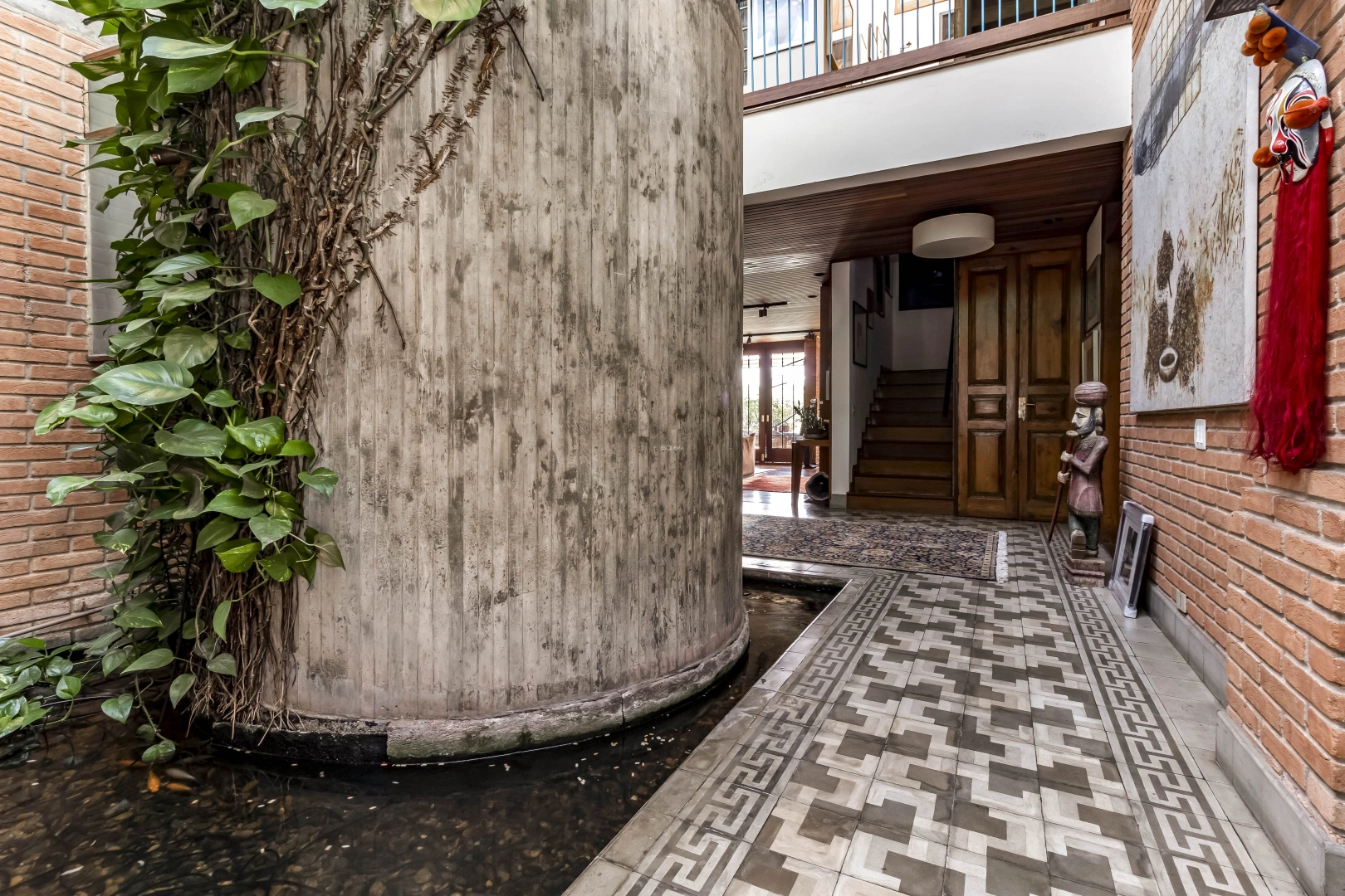 Casa com projeto diferenciado em rua arborizada - Imagem 10