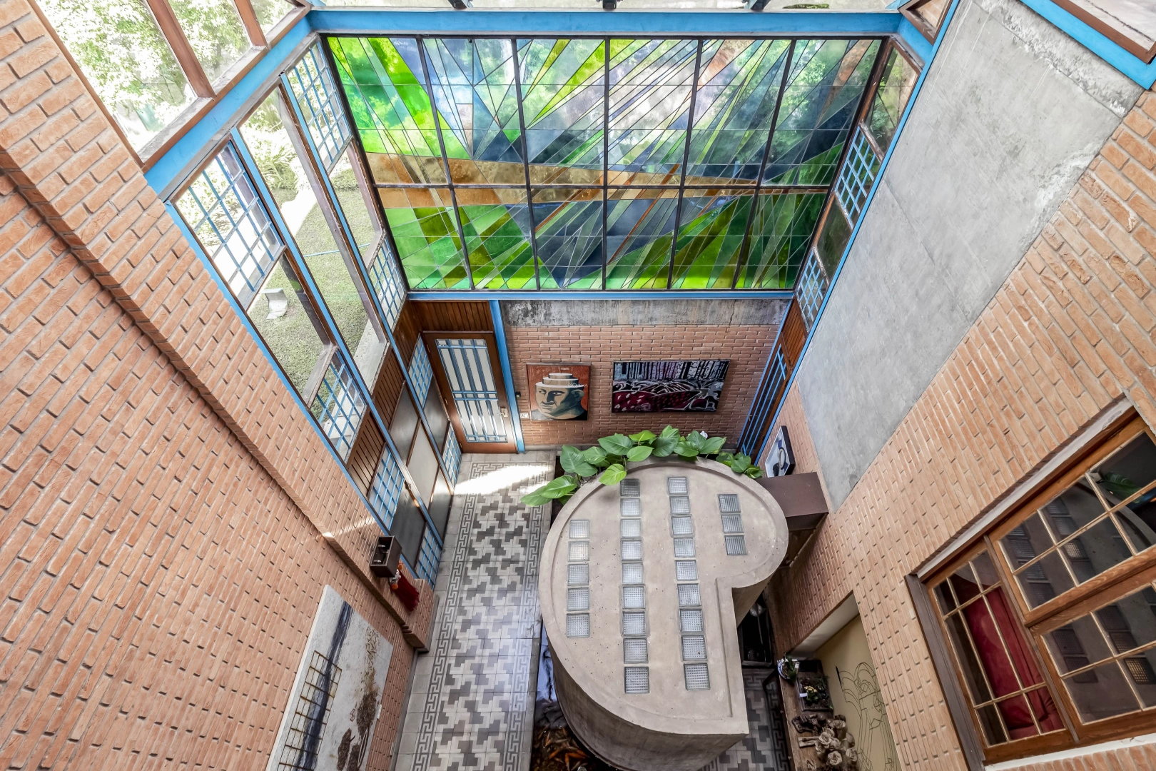 Casa com projeto diferenciado em rua arborizada - Imagem 11