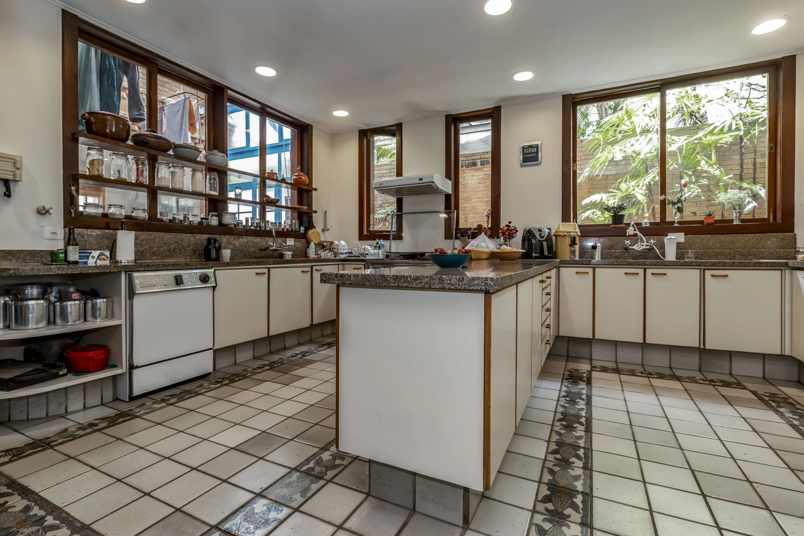 Casa com projeto diferenciado em rua arborizada - Imagem 13