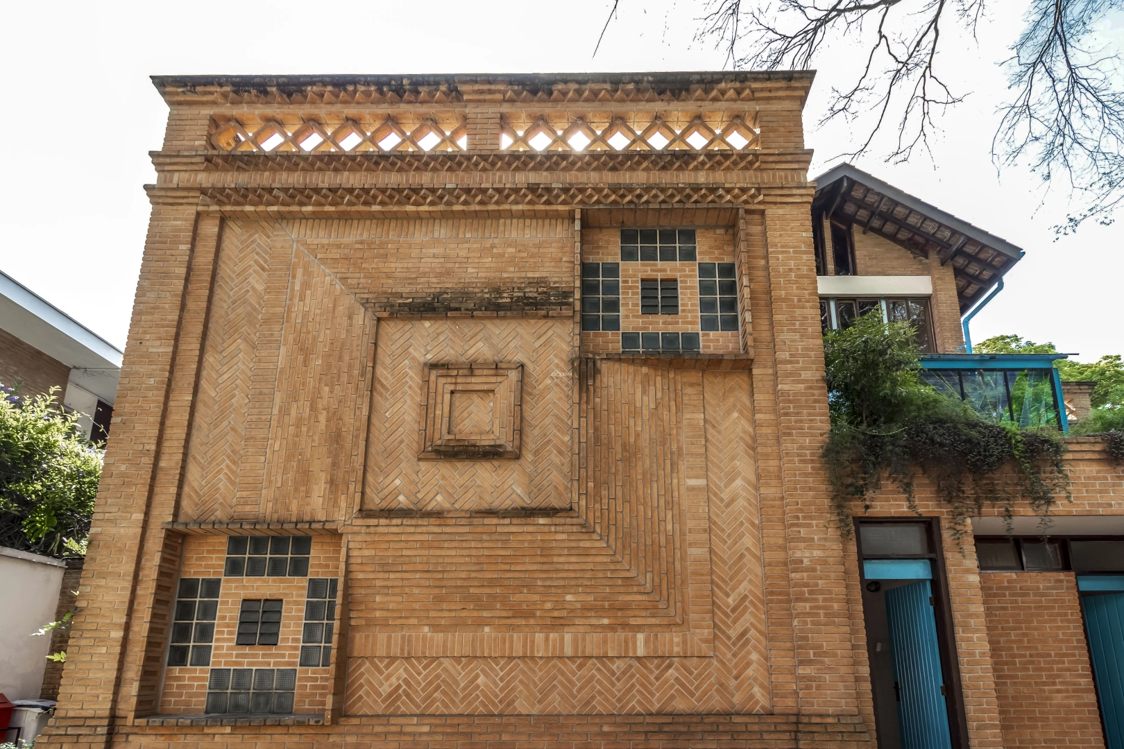 Casa com projeto diferenciado em rua arborizada - Imagem 14