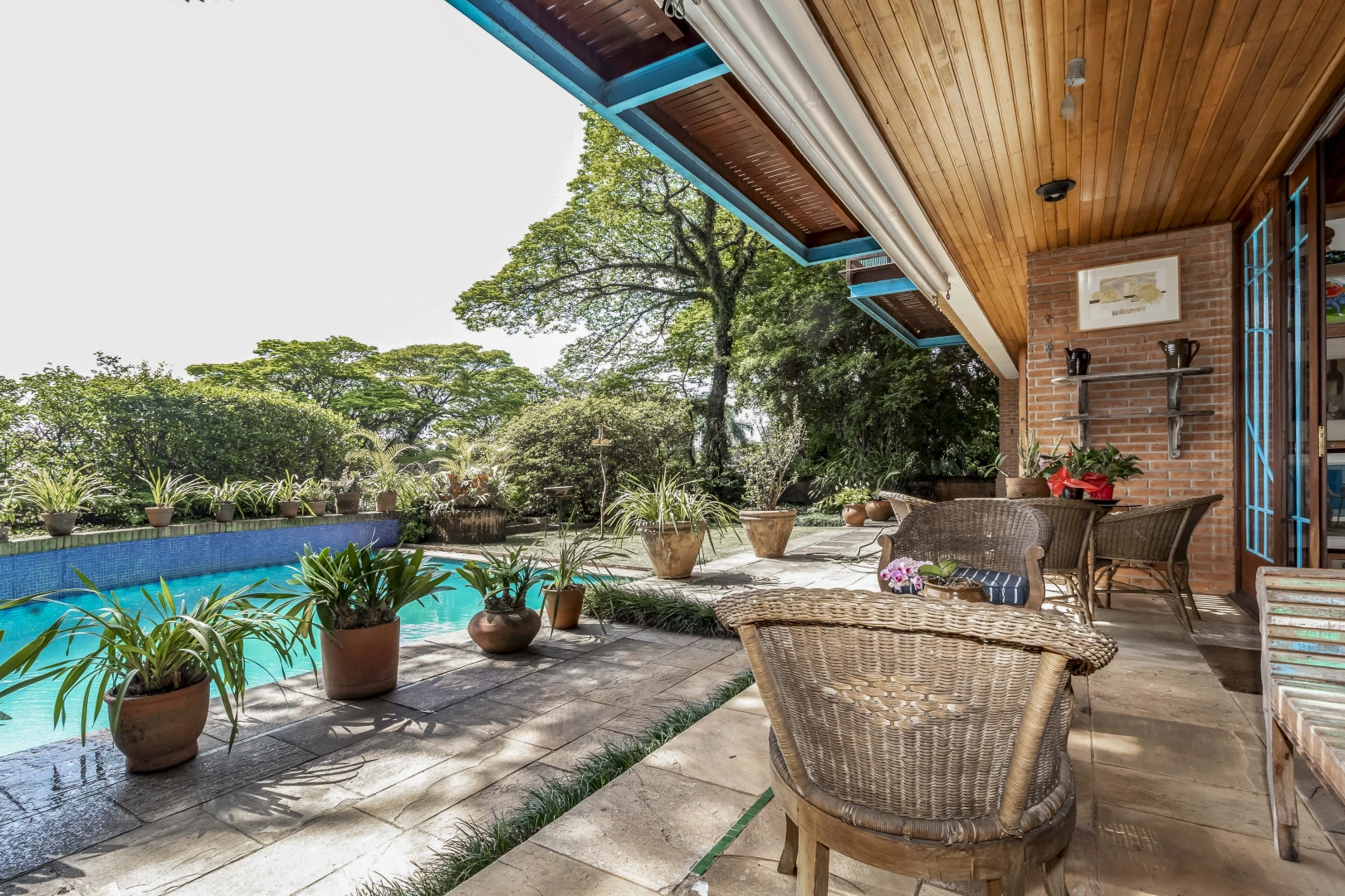 Casa com projeto diferenciado em rua arborizada - Imagem 2