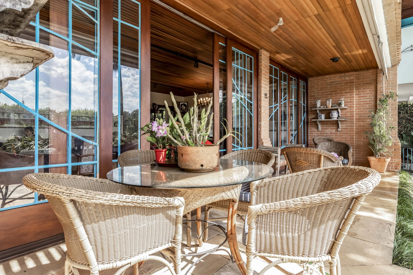 Casa com projeto diferenciado em rua arborizada - Imagem 5