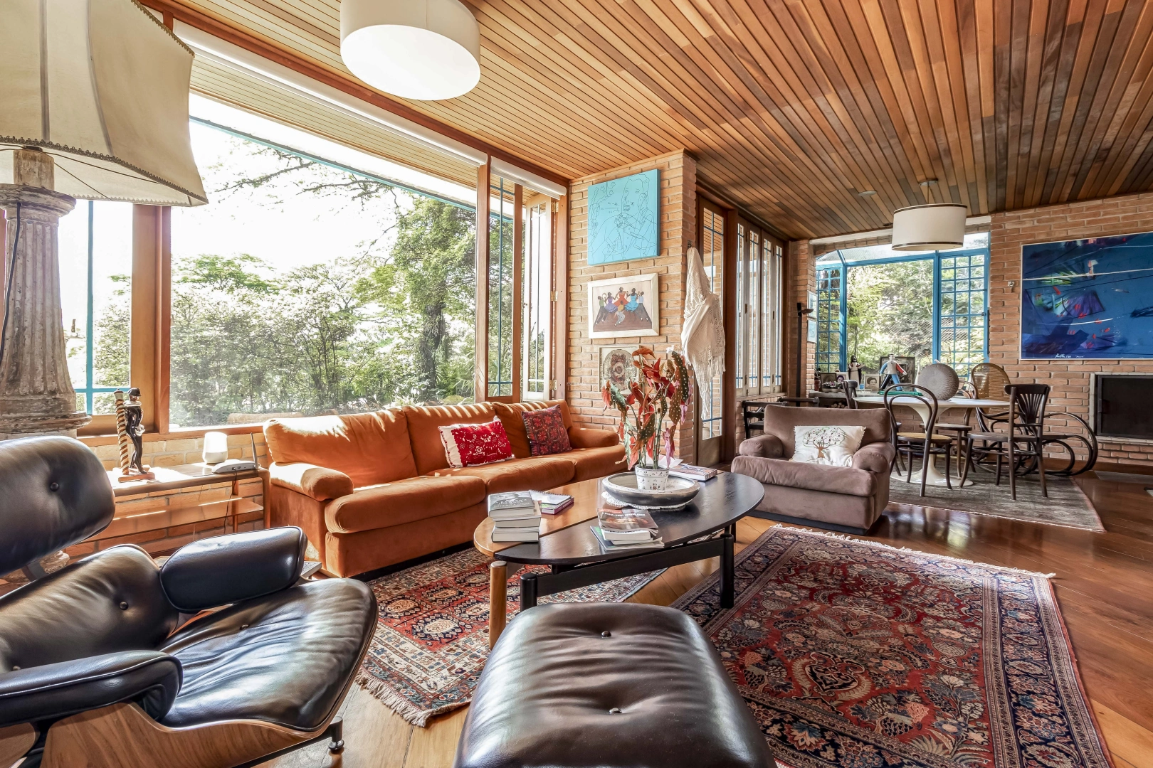 Casa com projeto diferenciado em rua arborizada - Imagem 6