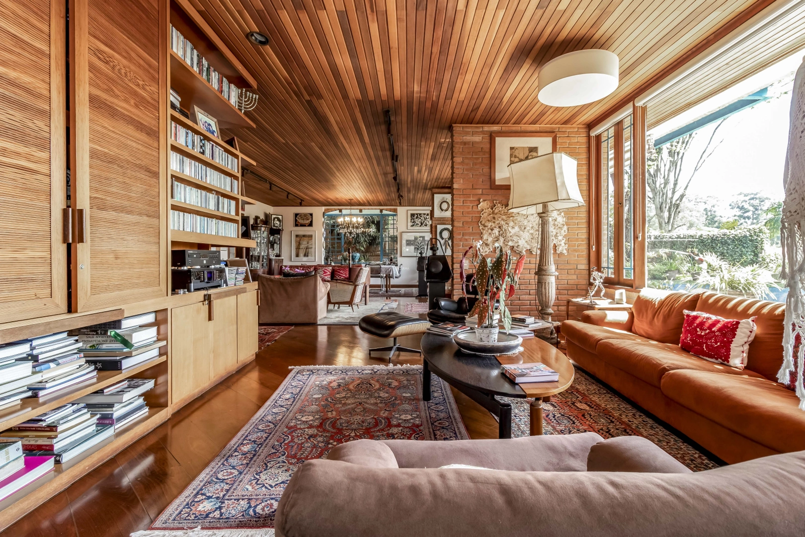 Casa com projeto diferenciado em rua arborizada - Imagem 7
