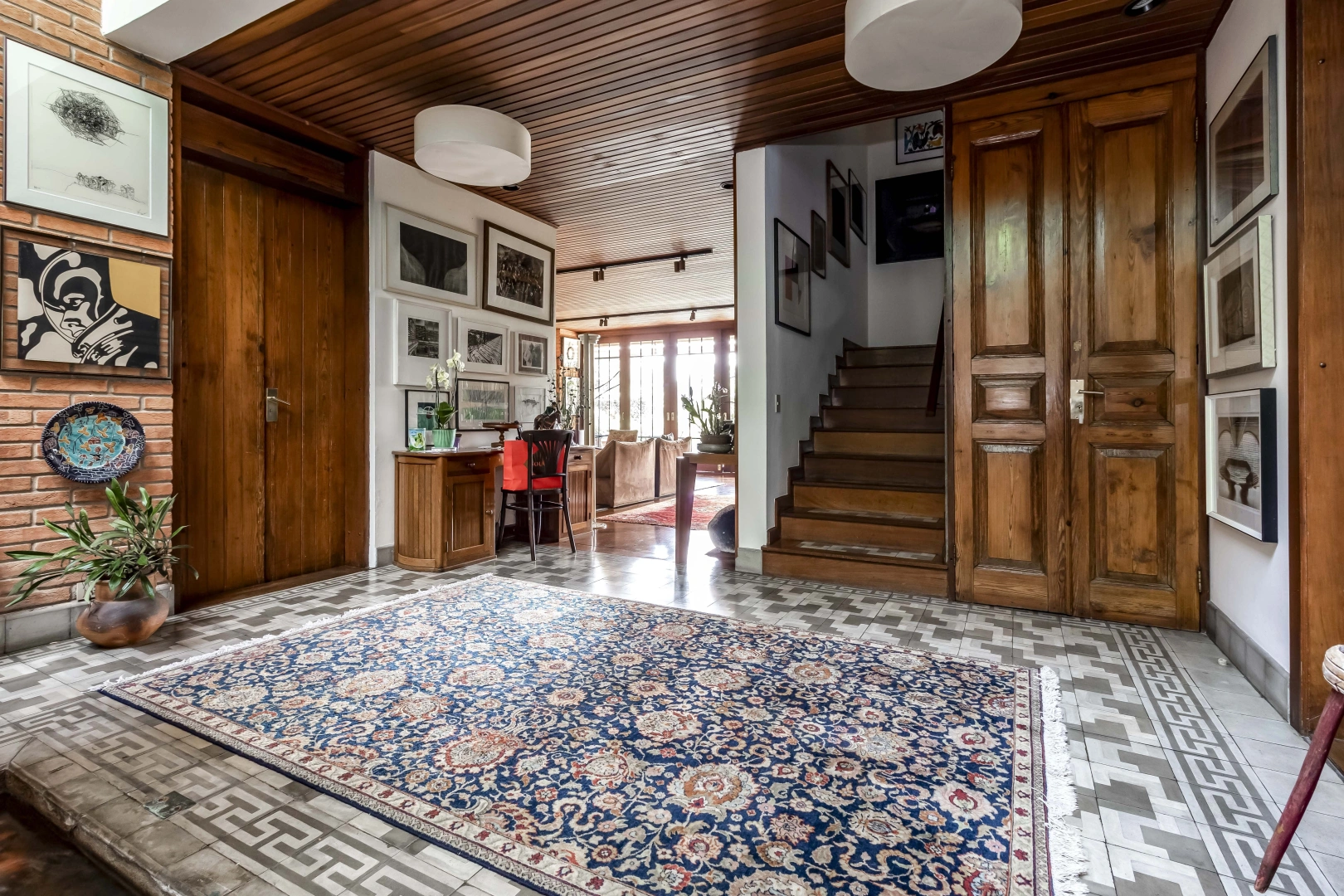 Casa com projeto diferenciado em rua arborizada - Imagem 9
