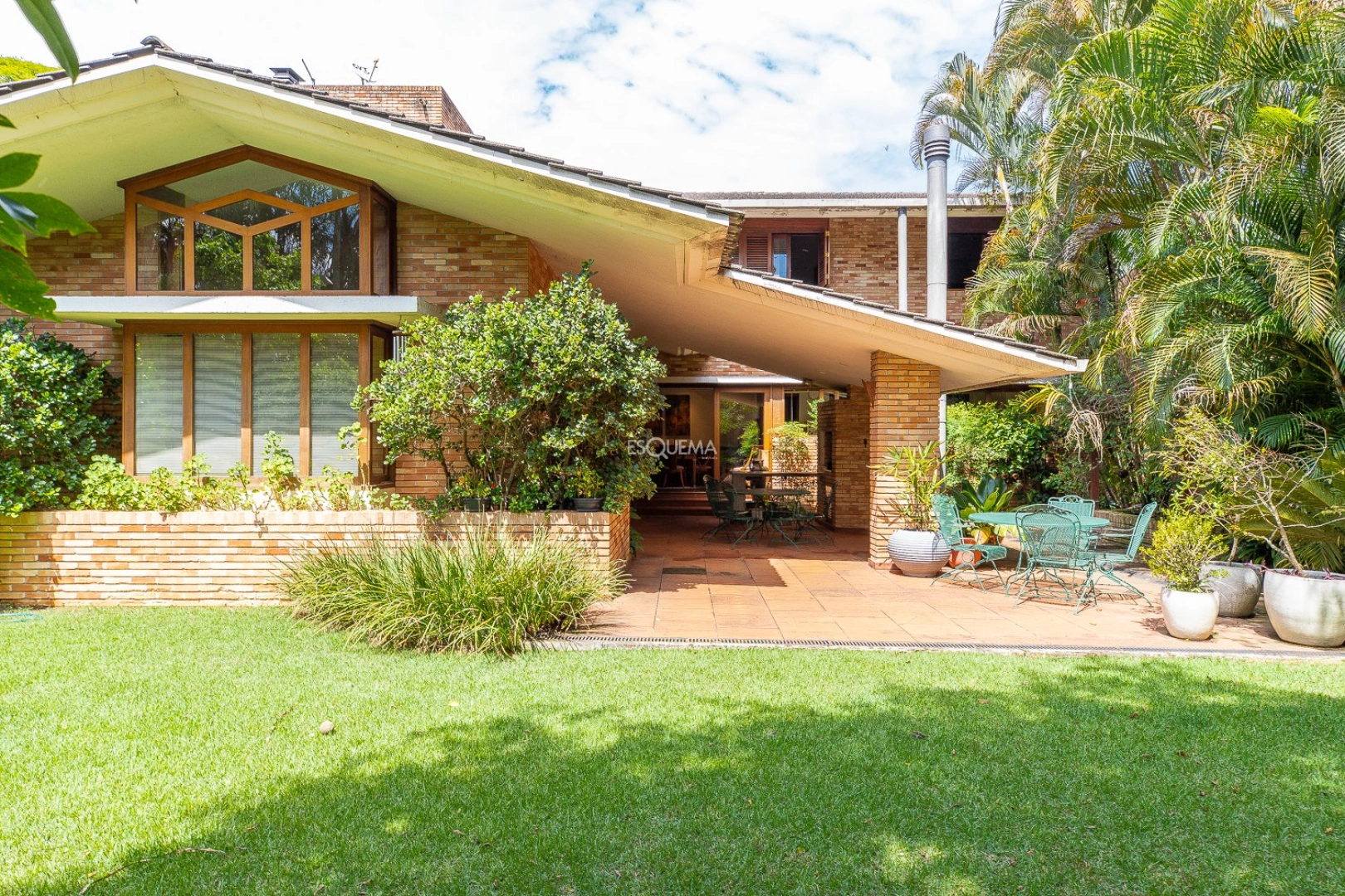 Casa com espaço gourmet e quadra poliesportiva - Imagem 1