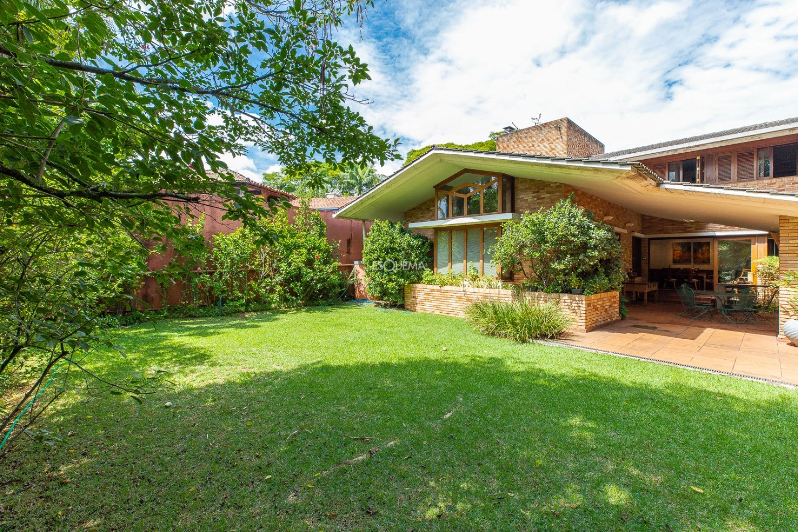 Casa com espaço gourmet e quadra poliesportiva - Imagem 2