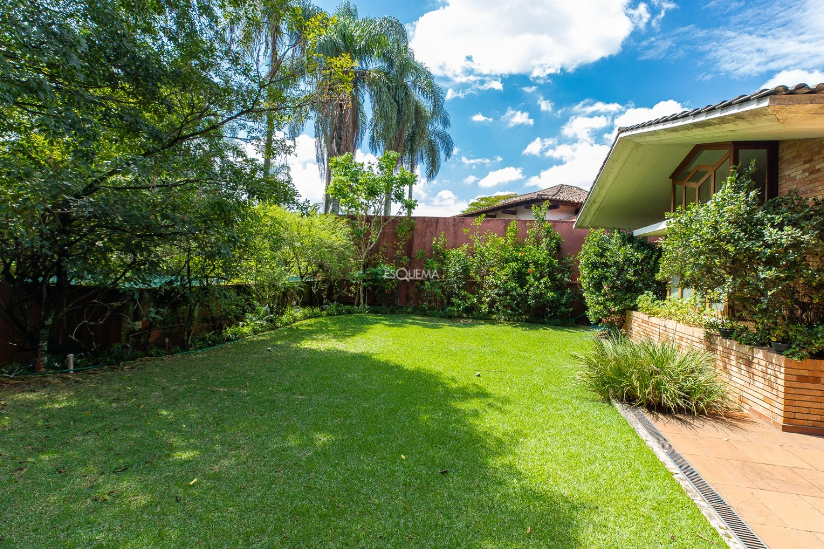 Casa com espaço gourmet e quadra poliesportiva - Imagem 3